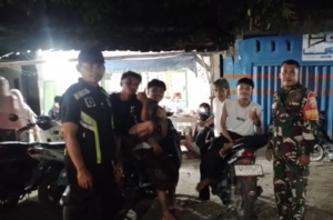 Melalui komunikasi langsung Babinsa Ajak Masyarakat amankan Wilayah Malam Hari