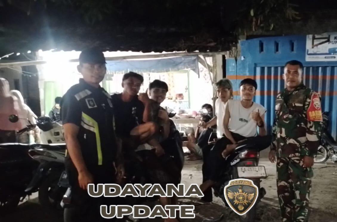 Melalui komunikasi langsung Babinsa Ajak Masyarakat amankan Wilayah Malam Hari