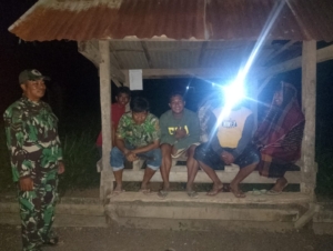 Babinsa Kadindi Ajak Warga Tingkatkan Kewaspadaan Lewat Ronda Malam