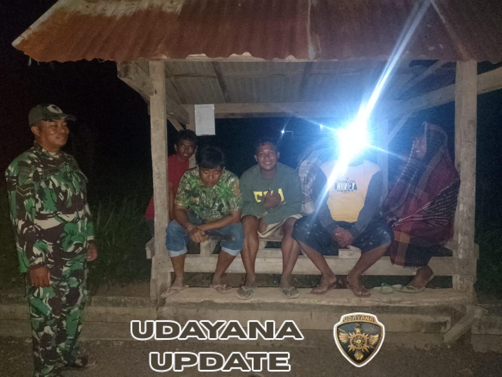 Babinsa Kadindi Ajak Warga Tingkatkan Kewaspadaan Lewat Ronda Malam