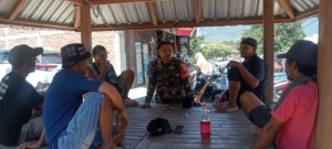 Babinsa Desa Lamusung Ajak Warga Jaga Kebersihan Lingkungan