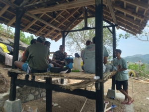 Babinsa Desaloka Sertu Sayuti Jalin Kedekatan dengan Warga Lewat Komsos