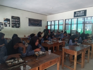 Babinsa Dampingi Program Makan Bergizi Gratis di SMPN 1 Taliwang