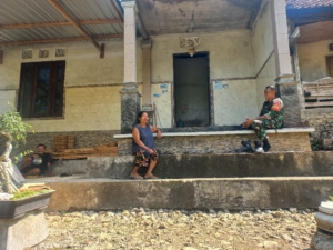 Babinsa Batumadeg Bersama Kadus Dampingi Puskesmas Nusa Penida III Beri Layanan Kesehatan Pada ODGJ