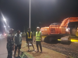 Babinsa Koramil 1628-04/Poto Tano Gelar Patroli Malam Jaga Kamtibmas di Wilayah Binaan