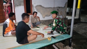 Babinsa Koramil 1628-02/Sekongkang Gelar Patroli Malam Jaga Kamtibmas dan Kebersihan Lingkungan