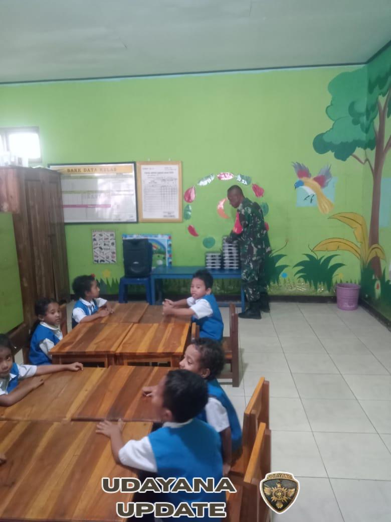 Babinsa Serka Silvester Berek Pantau Pelaksanaan Program Makanan Bergizi Gratis di Rote Ndao