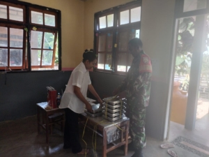 Babinsa Koptu Mesak Foeh Dampingi Pemberian Makanan Bergizi di Kecamatan Pantai Baru