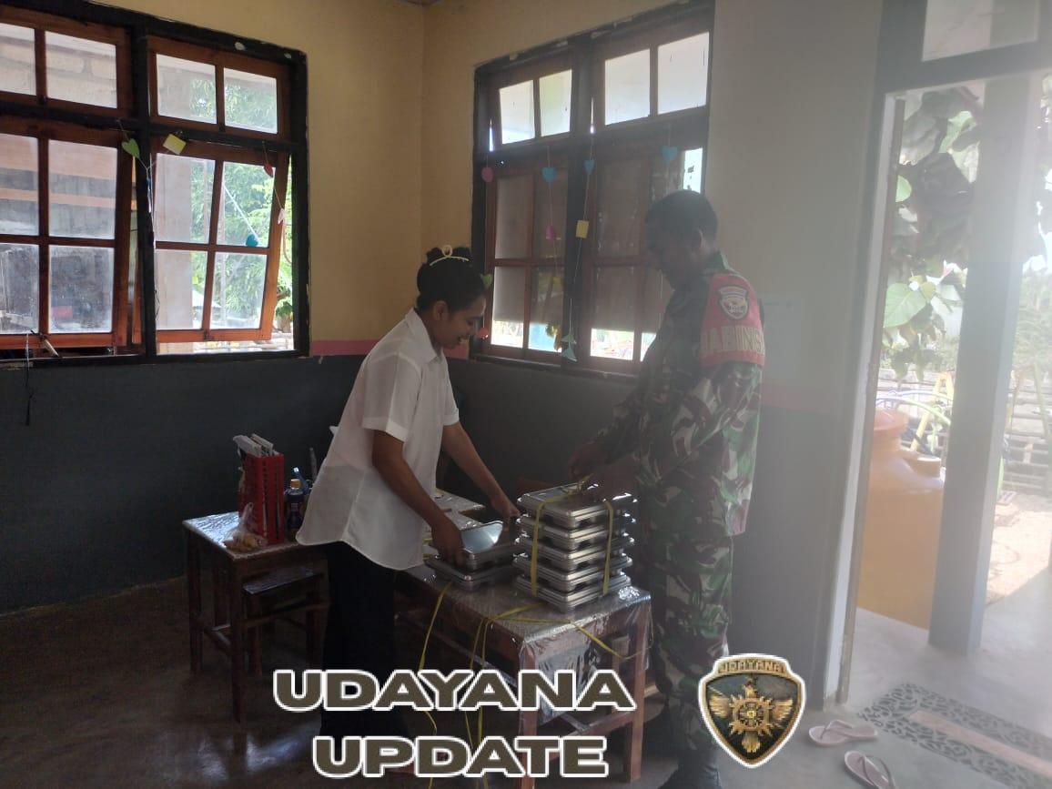 Babinsa Koptu Mesak Foeh Dampingi Pemberian Makanan Bergizi di Kecamatan Pantai Baru
