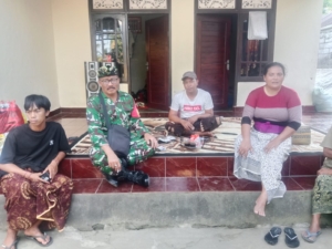 Babinsa Desa Peninjoan Jalin Keakraban dengan Warga Lewat Kunjungan di Wilayah Binaan