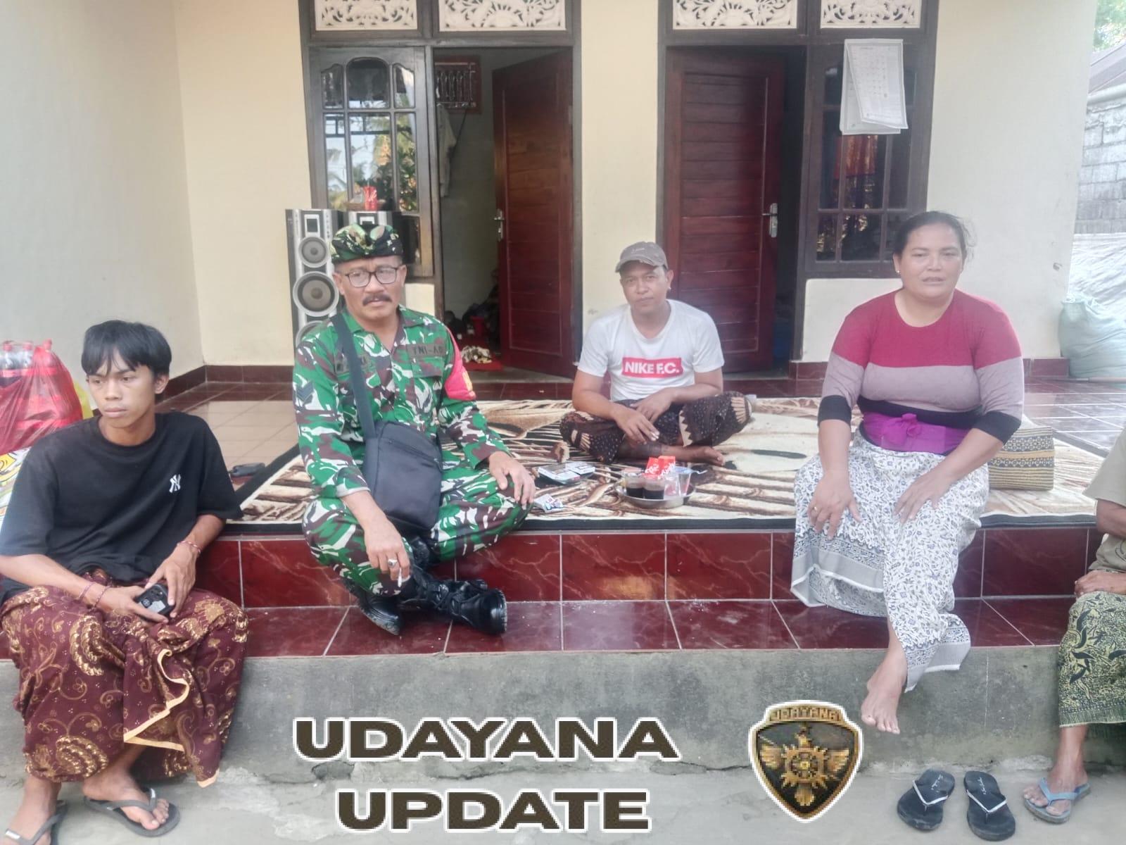 Babinsa Desa Peninjoan Jalin Keakraban dengan Warga Lewat Kunjungan di Wilayah Binaan