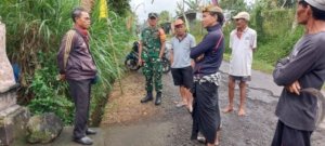 Babinsa Desa Abuan Laksanakan Komsos dan Pemantauan Wilayah Bersama Warga