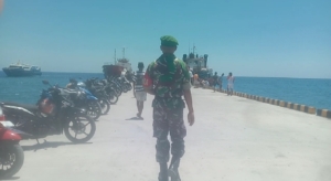 Babinsa Koptu Syahrul Ramadhan Laksanakan Pemantauan Arus Kapal Penumpang di Pelabuhan Ba’a