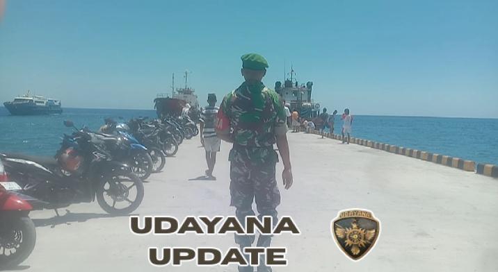 Babinsa Koptu Syahrul Ramadhan Laksanakan Pemantauan Arus Kapal Penumpang di Pelabuhan Ba’a