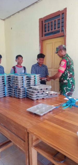 Babinsa Desa Sapugara Bree Aktif Dampingi Program Makan Sehat Bergizi di Sekolah