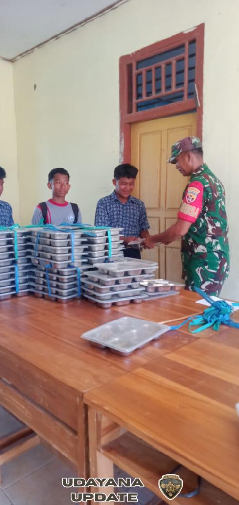 Babinsa Desa Sapugara Bree Aktif Dampingi Program Makan Sehat Bergizi di Sekolah