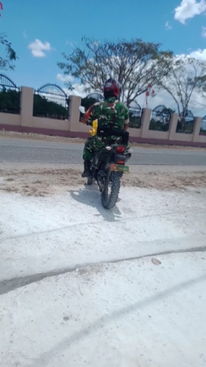 Babinsa Serka Janry Selanno Antar Langsung Beras SPHP ke Warga Binaan di Batutua