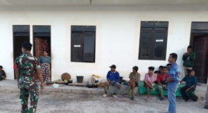 Babinsa Rindi Umalulu Ajak Karyawan PT MSM Jaga Kebersihan dan Kesehatan