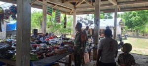 Babinsa Karera Pantau Stabilitas Harga di Pasar Tradisional Desa Kakaha