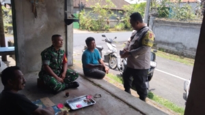 Babinsa Petak Kaja Jalin Komsos dengan Warga untuk Jaga Kondusifitas Wilayah