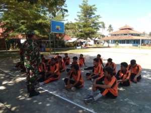 Koramil 1607-07/Lunyuk Latih Siswa SMAN 1 Lunyuk Disiplin Lewat Materi PBB