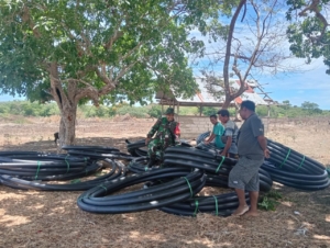 Babinsa Pantai Baru Cek Bantuan Perlengkapan OPLA untuk Kelompok Tani Desa Lakamola