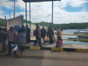 Babinsa Pantai Baru Amankan Keberangkatan Kapal Fery Kalibodri di Pelabuhan Ofalangga