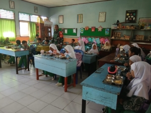 Babinsa Kelurahan Kuang Dampingi Program Makan Bergizi Gratis di SDN 1 Taliwang