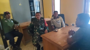 Babinsa Koramil 1628-04/Poto Tano Laksanakan Monitoring Wilayah dan Komsos Bersama Staf Desa
