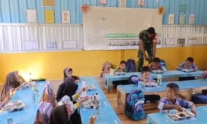Babinsa Desa Tepas Dampingi Program Makan Bergizi Gratis di SDN 2 Tepas
