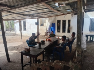 Babinsa Batutua Jalin Komsos dengan Warga Oebatu Dukung Kesiapan Groundbreaking Koperasi Merah Putih