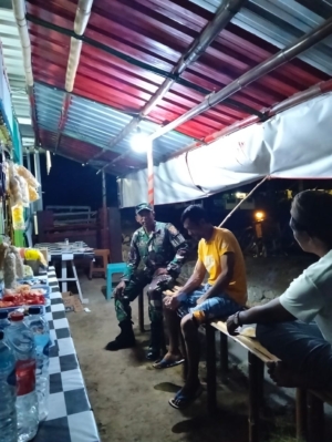 Babinsa Koramil 1628-04/Poto Tano Gelar Patroli Malam, Wujudkan Keamanan di Wilayah Binaan