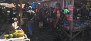Babinsa Koptu Meli Sudarli Pantau Aktivitas Pasar Rakyat Batutua di Rote Barat Daya