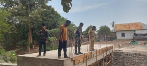 Pantau Pembangunan Jembatan, Babinsa Kramat Gencar Komunikasi Sosial