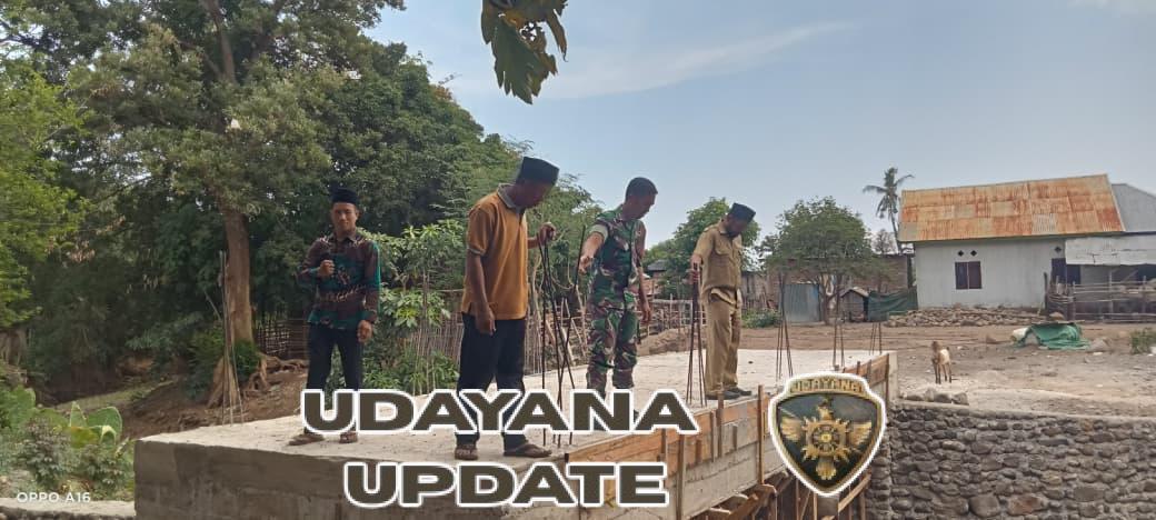 Pantau Pembangunan Jembatan, Babinsa Kramat Gencar Komunikasi Sosial