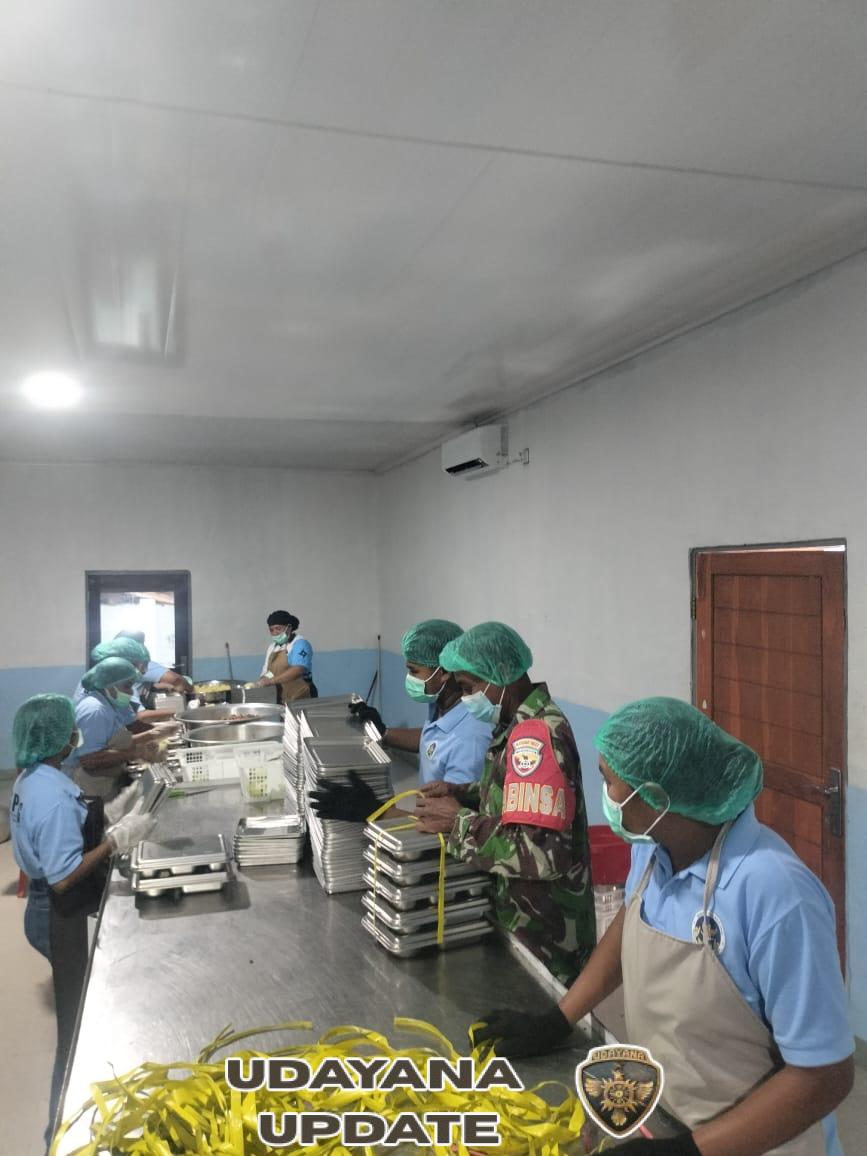 Babinsa Pantai Baru Dampingi Pemberian Makanan Bergizi bagi 3.093 Siswa di Wilayah Binaan