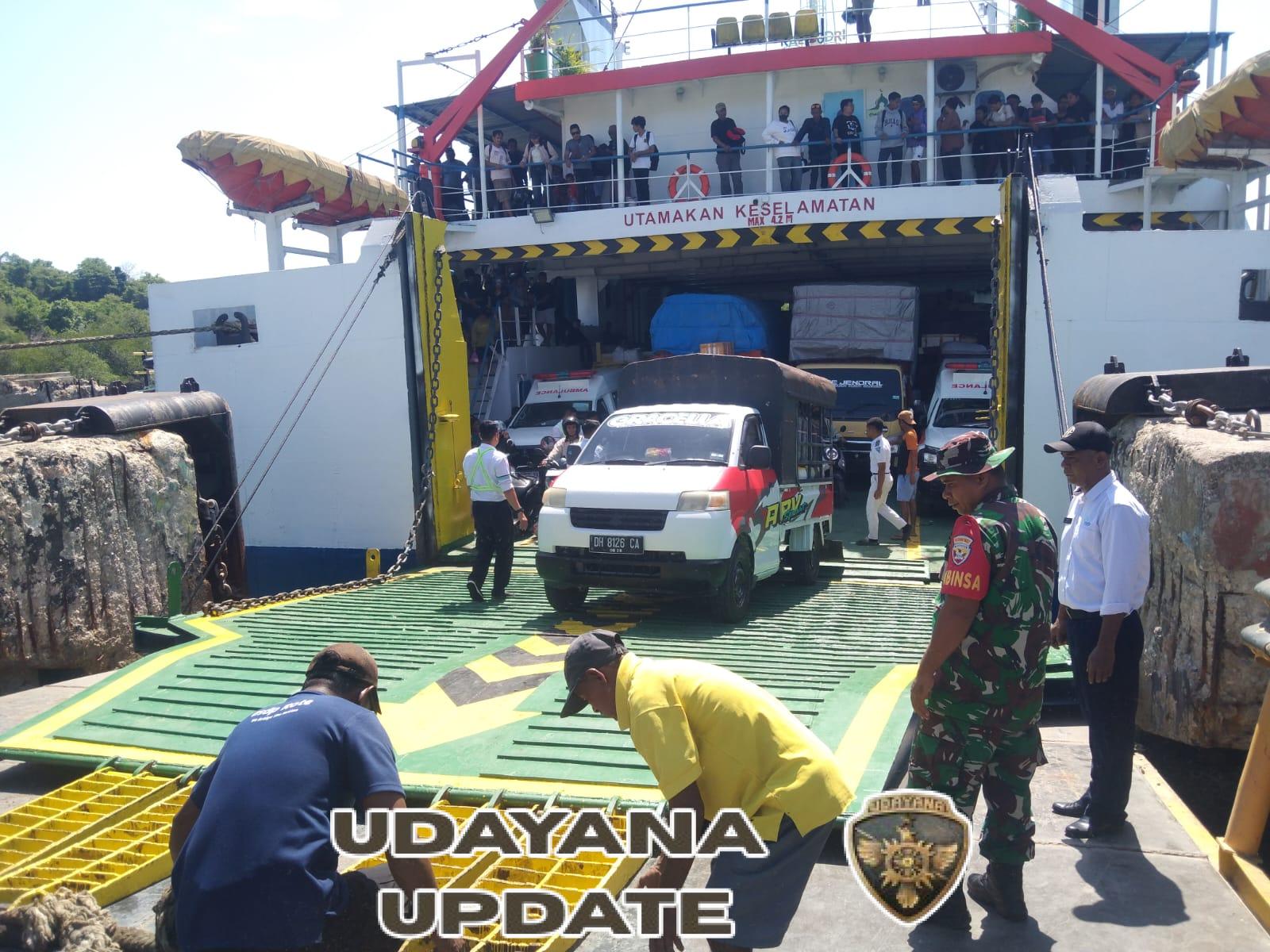 Babinsa Koramil 1627-02/Pantai Baru Awasi Kegiatan Bongkar Muat KMP. Kalibodri di Pelabuhan Feri