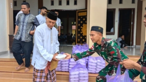 Satgas Pamtas Yonarmed 12 Kostrad Gelar Jumat Berkah, Bagikan Nasi Kotak di Masjid An Nur Atambua