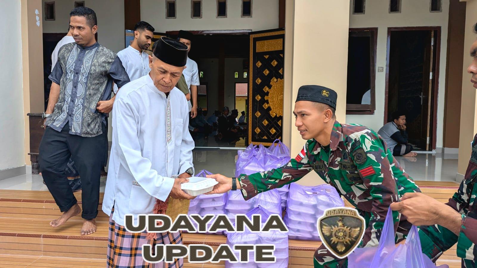 Satgas Pamtas Yonarmed 12 Kostrad Gelar Jumat Berkah, Bagikan Nasi Kotak di Masjid An Nur Atambua