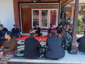 Babinsa Desa Kayubihi Melayat ke Rumah Duka, Wujud Empati dan Kepedulian terhadap Warga Binaan