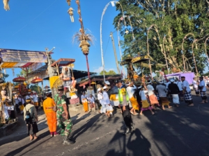 Babinsa Desa Satra Dampingi Warga Laksanakan Kegiatan Nyegara Gunung di Pura Goa Lawah
