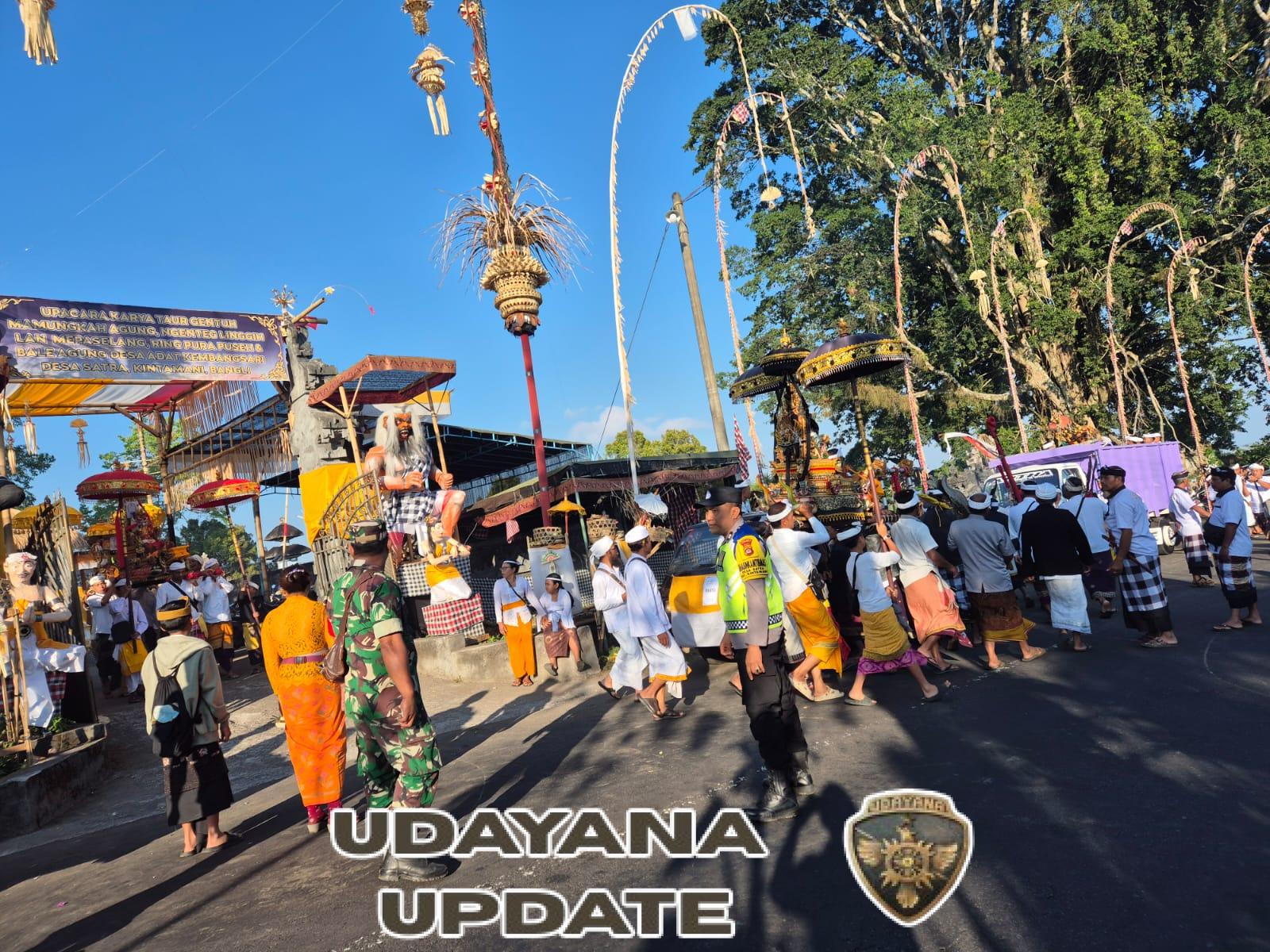 Babinsa Desa Satra Dampingi Warga Laksanakan Kegiatan Nyegara Gunung di Pura Goa Lawah