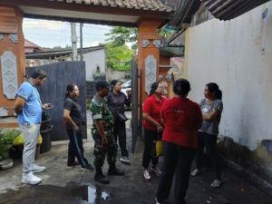 Gercep Terima Aduan Warga, Babinsa Semarapura Kelod Dampingi Nakes Dan Staf Kelurahanan Turun Ke Lokasi
