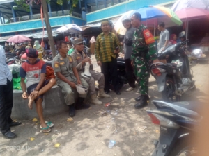 Komsos Babinsa di Pasar Bawah Lindungan: Edukasi Kebersihan dan Keamanan