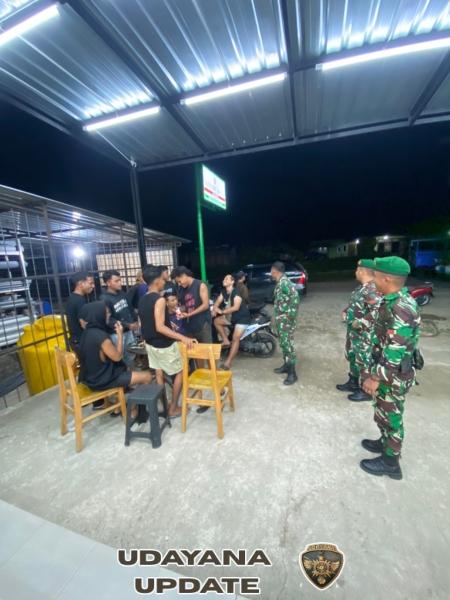 Serda Made Suteja Pimpin Patroli, TNI Jaga Ketenangan dan Keamanan di Kecamatan Lembor