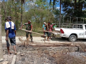 Babinsa Koramil 1618-06/Bian Bantu Warga Pasang Pagar Kebun di Desa Oepuah Utara