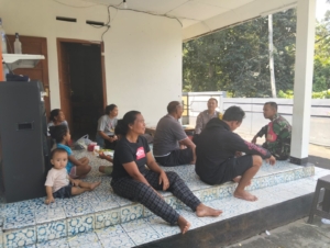 Tingkatkan Kepedulian Sosial, Babinsa Desa Bestala Sambangi Warga yang Sedang Sakit Akibat Kecelakaan