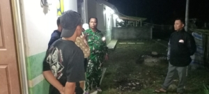 Kegiatan Ronda Malam Desa Daha, Babinsa Ingatkan Pentingnya Waspada di Malam Hari