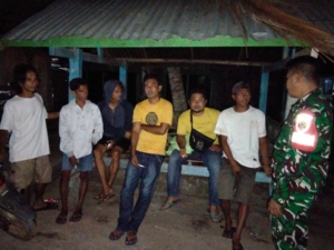 Babinsa Desa Lepadi Gelar Patroli Malam, Warga Diharapkan Waspada