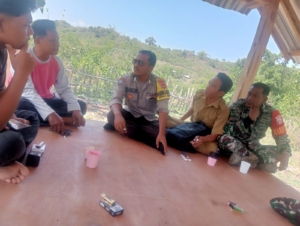 Tingkatkan Kedekatan dengan Warga, Babinsa Beru Laksanakan Komsos Usai Patroli Wilayah